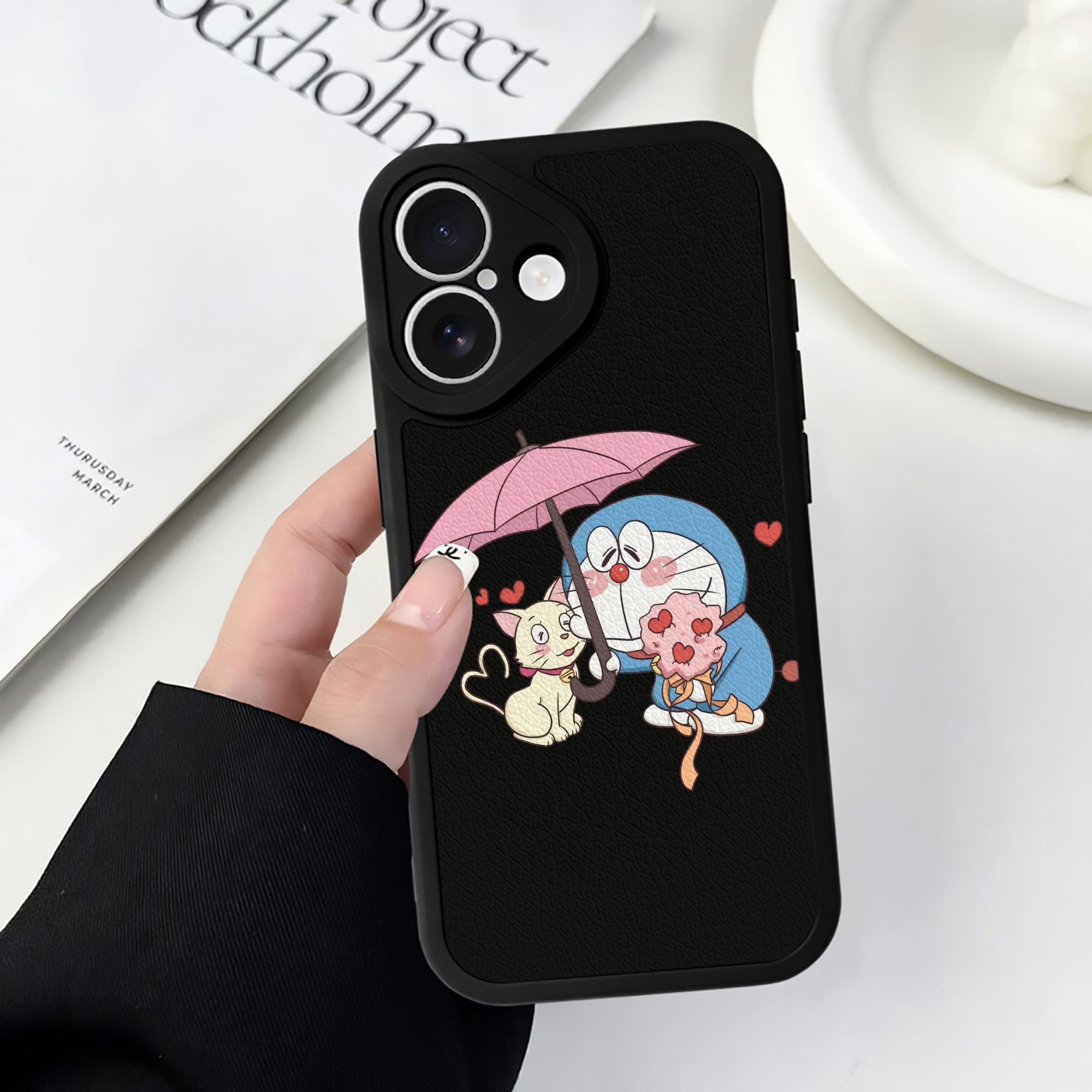 （画像用） ドラえもん Doraemon 【iPhone 16シリーズ対応】シリコンスマホケース（レザー調） 材質：シリコン